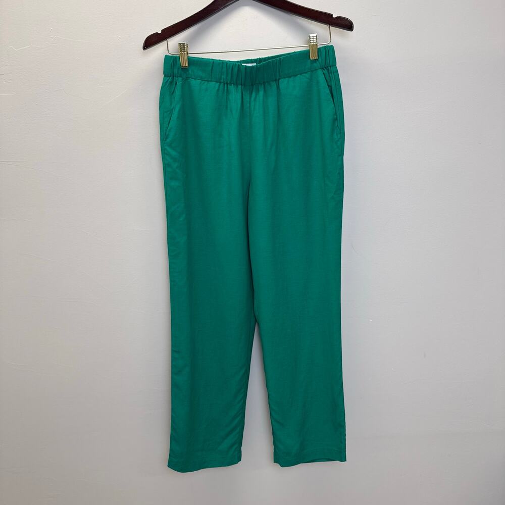Only green pants🪷